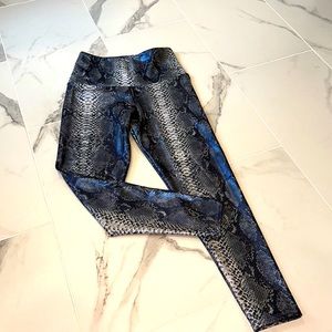 New! Onzie iridescent leggings